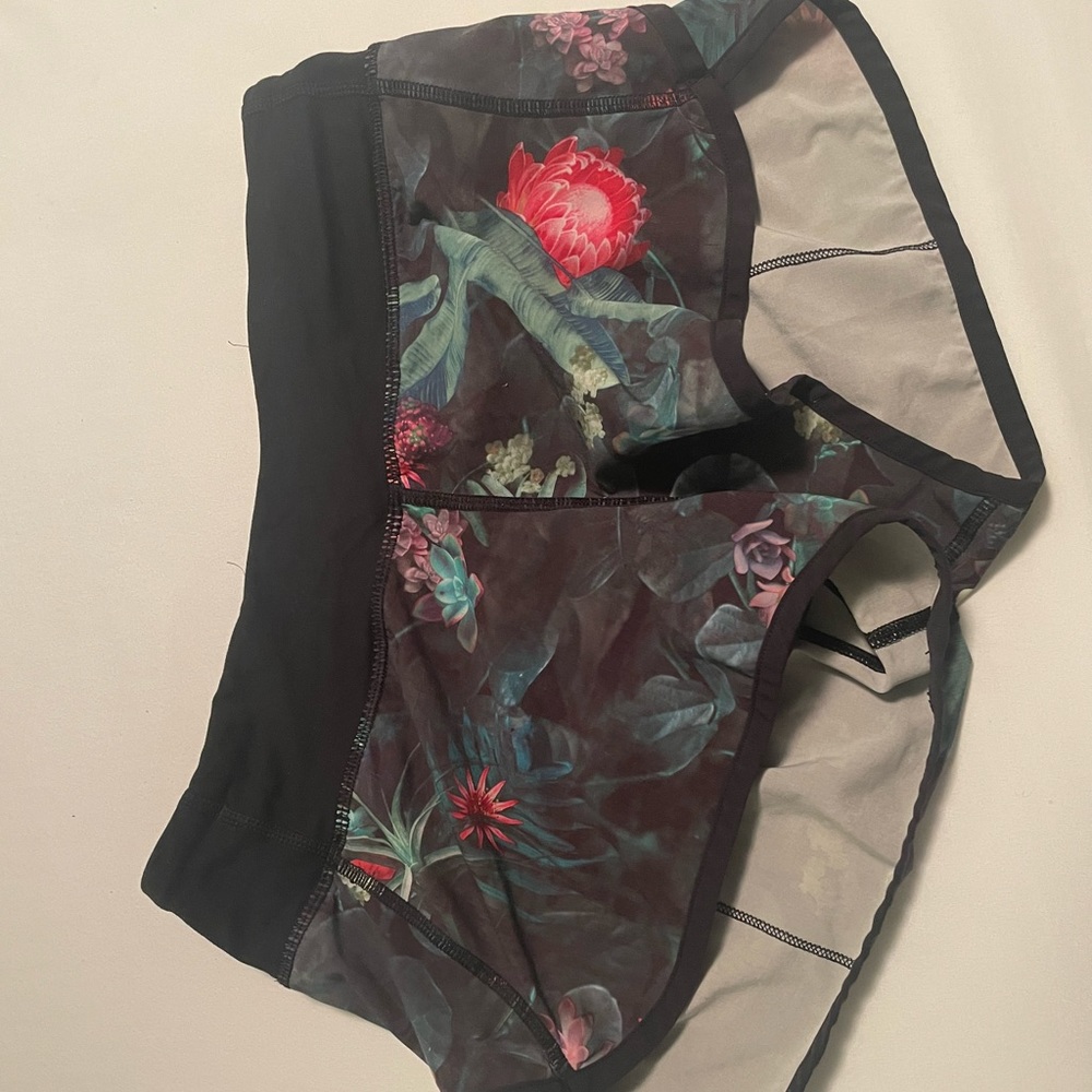 LuLulemon, Size 6 2.5 inches.